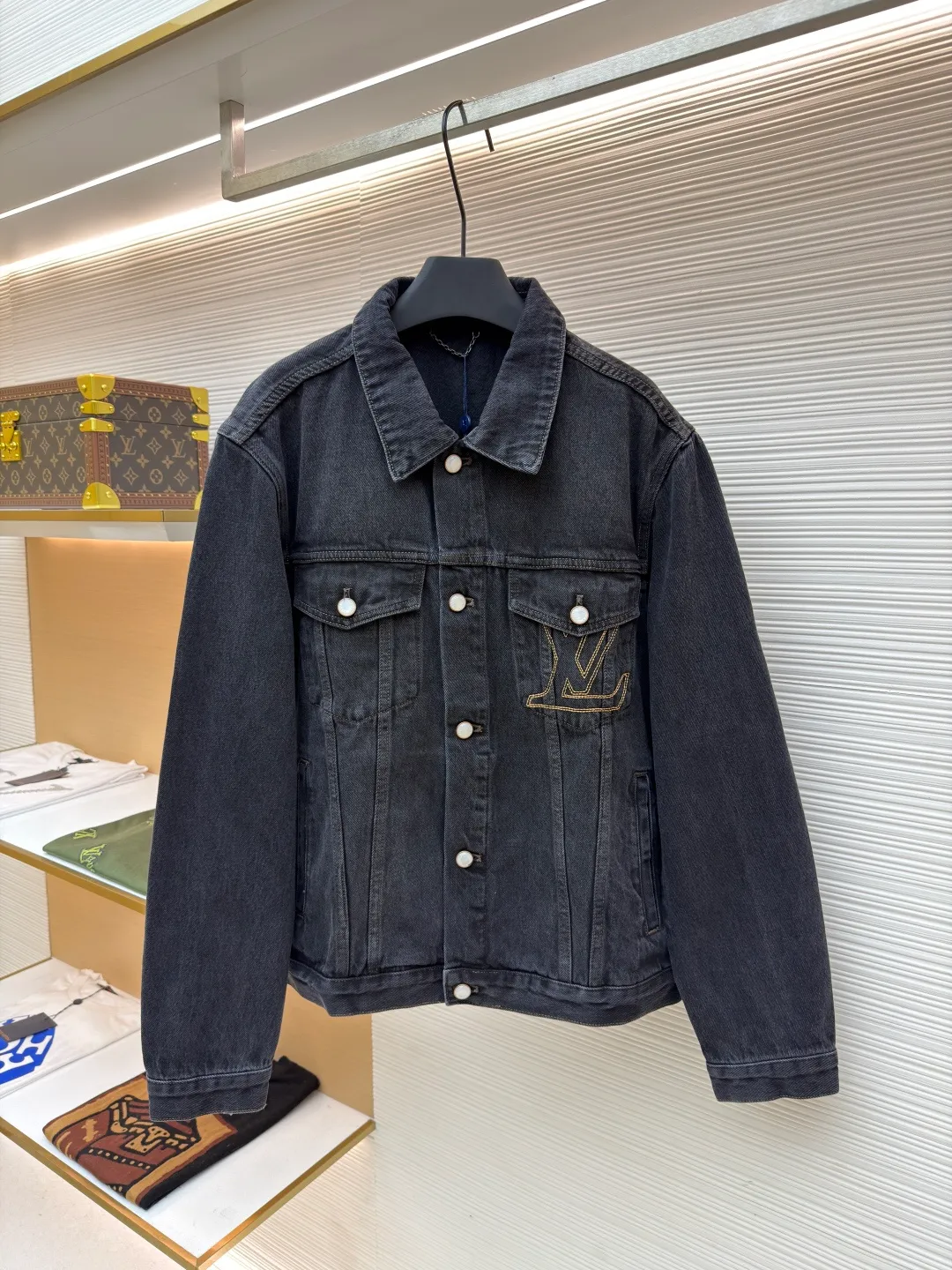 LOUIS VUITTON sand-washed embroidered denim jacket ●Original version: purchased and developed by 16217 ●Item number: 1681019-B55 ●Fabric: denim fabric ●Technology: washed embroidery production ●Version: fitted version ●Weight: about 1055 grams ●Size: 46-48-50-52 ●Description: Made of high-quality cow fabric, with clear and crisp texture, good wear resistance and breathability, comfortable and durable to wear; the brand logo embroidery on the chest adopts precise embroidery technology, the embroidery thread is full and tough, the stitches are fine and even, and the pattern outline is clear and three-dimensional; metal buttons and rivets It is made of high-quality hardware material, and the surface has been finely polished and plated. The color is bright and not easy to oxidize and fall off, and the combination with the denim fabric is strong and reliable; the jacket has a classic and elegant lapel shape, neat and smooth tailoring, which fits the body shape without losing a sense of leisure; the high-waist design firmly locks the waistline, instantly optimizing the body proportions and modifying the leg shape. The overall wiring is straight and delicate, the fabric is comfortable and soft, and the color is consistent without color difference. It can be matched with the same style to create a fashionable look and control various occasions. Customized accessories, complete with three standards, same style for men and women!